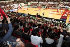 농구의 계절이 왔다 만원관중으로 가득한 울산동천체육관