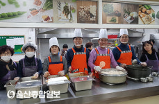 자유한국당 울산북구당협, 노인복지관 ‘배식봉사’