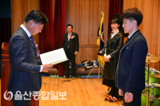 이선호 울산 울주군수, 범서고등학교 졸업식 표창장 전달