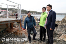 정천석 울산 동구청장, 주전몽돌해변 쉼터 교체공사 현장방문