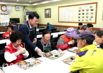 김진규 울산 남구청장, 나눔과 섬김의집 경로식당 배식봉사