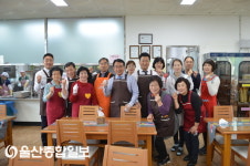 한국당 울산남구갑당협, 문수실버복지관 점심배식 ‘봉사활동’