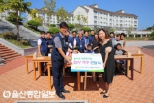 새울원전, 지역아동센터에 직접 만든 책상 전달