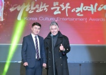 유일사슴농장 이정현 대표, 대한민국문화연예대상 가수 이동준 시상자로 무대에 서