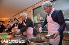 이선호 울주군수, 울산노인의 집에서 짜장면 배식봉사 참여