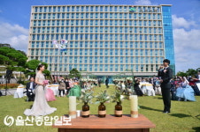 울주군청 광장서 두 번째 작은 야외 결혼식 열려