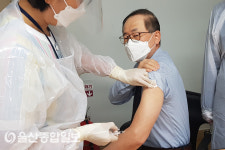 울산 동구, 코로나19 1호 접종자 상록수요양병원장