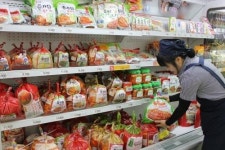 김장철 앞두고 포장김치 판매 쑥