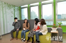 쓸모없는 공간 활용해 민원인 쉼터로