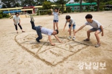 광주북초 이색 졸업앨범 사진전 ‘눈길’