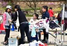 ‘보물섬’재활용장터 찾은 시민들