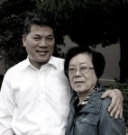 팔순 어머니와 50대 아들 미술관 한 자리