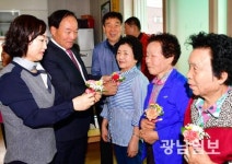 카네이션 달아드려요