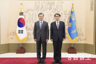 문재인 대통령, 노태악 신임 대법관에 임명장 수여