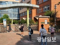 코로나19 긴장 속 초중고 모든 학년 학교로