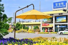 [사진뉴스]옐로우 그늘막서 무더위 피해요