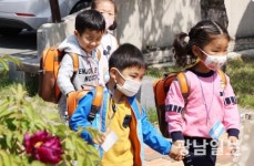 [사진뉴스]유치원생과 활짝 핀 모란