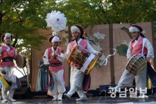 야외 공원서 즐기는 시원한 국악한마당