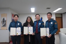 제천경찰서, 보이스피싱 피해 막은 시민 감사장 수여