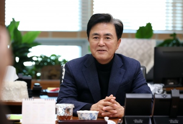 충남지사 김태흠, 블룸버그 초청 조찬 간담회서 글로벌 메탄 감축 로드맵 제안 및 탄소중립 정책 홍보