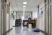 채찍과 당근 정부…버티는 전공의