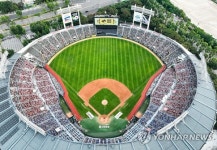 야구장으로 몰려드는 야구팬... 역대 최초 전반기 600만명 코앞