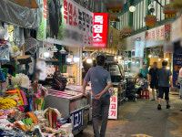 [이렇게 더운데 겨우 중복] 닭보다 나아… 시장, 복날 개고기 거래로 북적