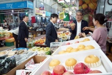 [포토뉴스] 중리시장 찾은 산림청장