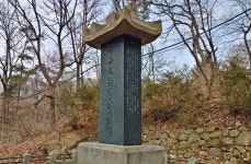 의지에 달린 을유해방기념비의 귀환