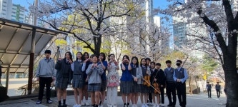 [포토] 대전지족중, 벚꽃과 함께하는 등굣길 음악회