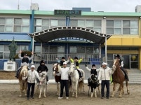 폐교 위기 강화도 초교의 특별한 입학식...신입생 2명 말 타고 등장