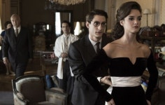 이브 생 로랑 - 시대를 디자인한 아티스트의 사실적 스케치 (오락성 5 작품성 6)