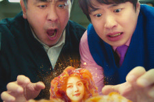 류승룡 X 안재홍 X 김유정 코믹 미스터리 추적극 넷플릭스 <닭강정> 3월 공개