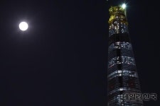 [포토] 롯데월드타워 옆에 뜬 럭키문…어떤 행운 가져다줄까