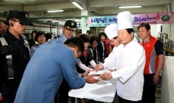 안상수 창원시장, 교도소 찾아 ‘자장면 나눔 봉사활동’ 참여