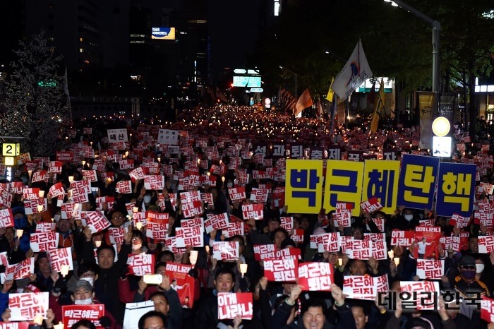 8년 만에 다시 불거진 윤석열 대통령 사퇴 촛불집회, 국민의 불만 표출