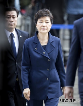 [포토] 박근혜 전 대통령, 영장심사 받기 위해 법원 출석
