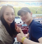  김정근, 아내와 축구장 나들이 '달달한 데이트' 