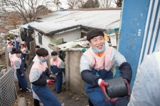  현대건설·현대엔지니어링 신입사원 120명 소외층에 연탄 1만장 배달 