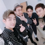  라이언, 파란 멤버들과 모인 기념샷 공개...오랜만이죠? 