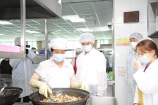  류영진 식약처장, 기록적 폭염에 요양병원 급식 현장 방문 
