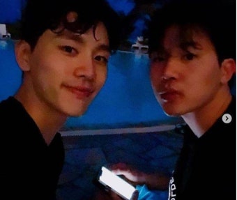김우석, 친형 멜로망스 김민석과 여행 중 '찰칵'..