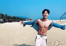  헨리 해변에서 식스팩 복근 과시 베이글남의 정석 