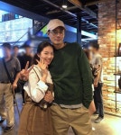  김기방 아내 김희경, 조인성 품에 안겨 미소 포착…남편은 어디에? 