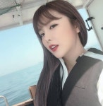  사승봉도 가는 길…홍진영, 여행 인증샷 미모가 반짝 