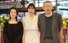 홍상수 감독, 베를린영화제서 ‘도망친 여자’ 기자회견… 김민희와 공개석상
