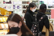 코로나19 여파로 마스크 착용 늘자 화장품 판매 뚝