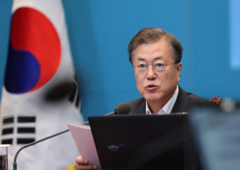 문 대통령 “코로나19 지금 못 막으면 거리두기 3단계 격상”