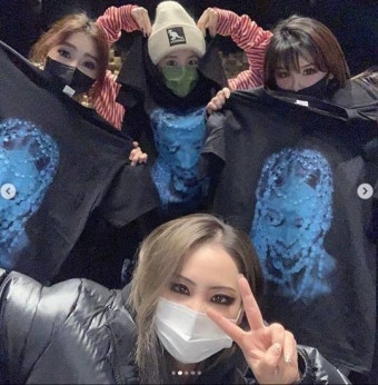 투애니원 완전체 훈훈 단체샷 