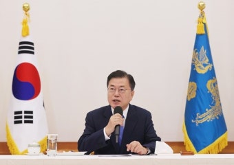 문 대통령, 민주당 지도부 향해 '원팀  정신' 강조
